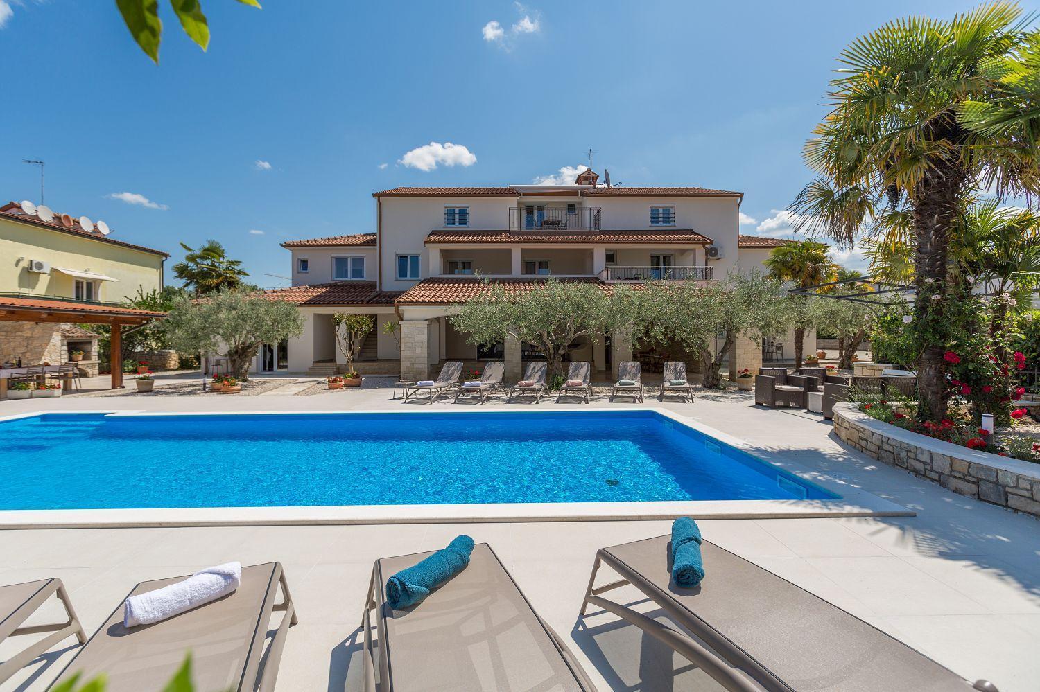 Mediterranes Mit 60m2 Pool, Bbq-bereich, Liegen, Waschmaschine
